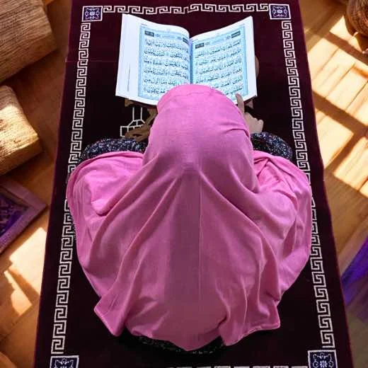 Close-up of a soft, lightweight Makhna hijab designed for kids namaz, featuring secure coverage.