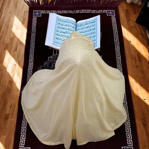 Close-up of a soft, lightweight Makhna Scarf hijab designed for kids namaz, featuring secure coverage.