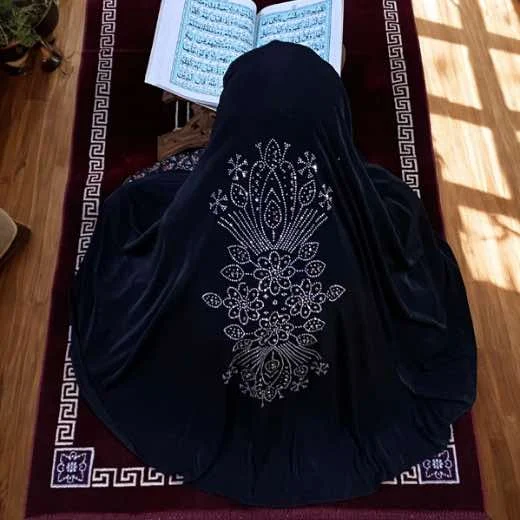 Close-up of a soft, lightweight Fancy Makhna hijab designed for kids namaz, featuring secure coverage.