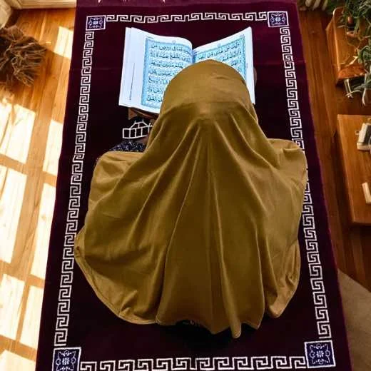 Close-up of a soft, lightweight Makhna hijab designed for kids namaz, featuring secure coverage.