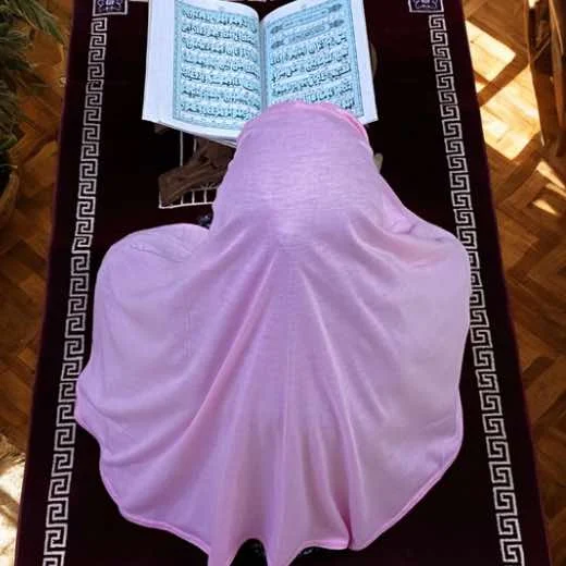 Close-up of a soft, lightweight Makhna Scarf hijab designed for kids namaz, featuring secure coverage.