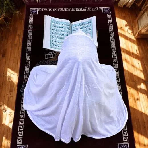 Close-up of a soft, lightweight Makhna hijab designed for kids namaz, featuring secure coverage.