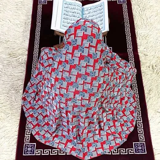 Close-up of a soft, lightweight Fancy Makhna hijab designed for kids namaz, featuring secure coverage.