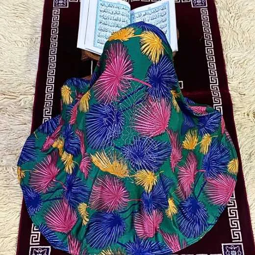 Close-up of a soft, lightweight Fancy Makhna hijab designed for kids namaz, featuring secure coverage.