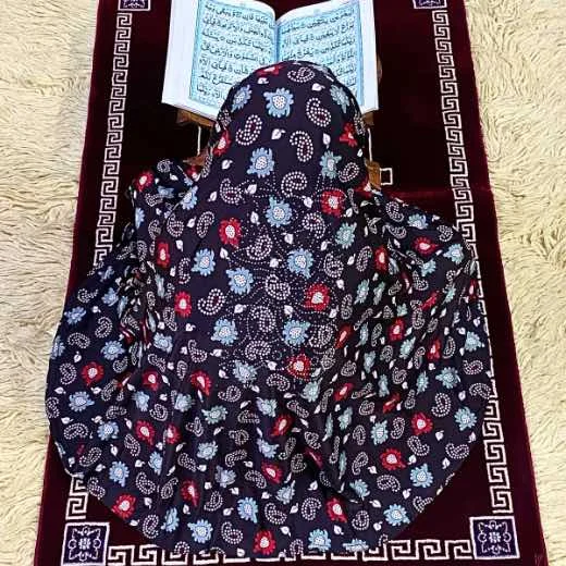 Close-up of a soft, lightweight Fancy Makhna hijab designed for kids namaz, featuring secure coverage.