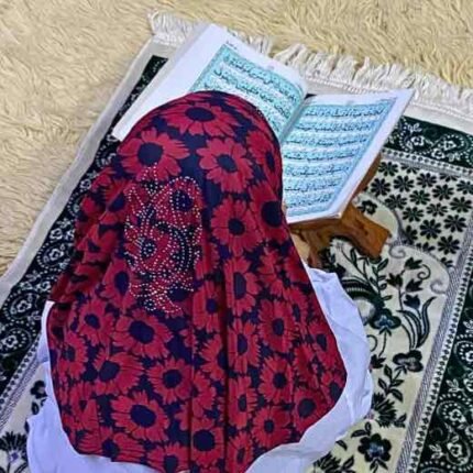 Close-up of a soft, lightweight Fancy Makhna hijab designed for kids namaz, featuring secure coverage.