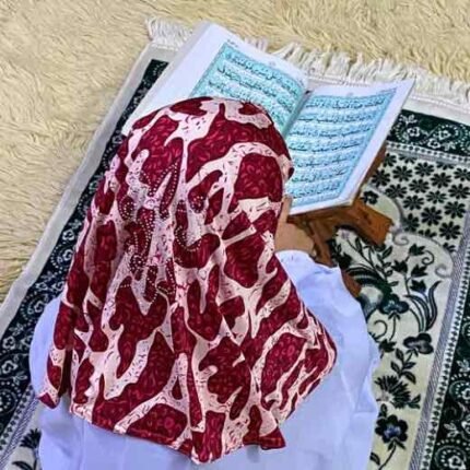 Close-up of a soft, lightweight Fancy Makhna hijab designed for kids namaz, featuring secure coverage.