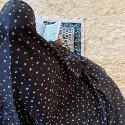 A large size woman's namaz chadar without sleeves.