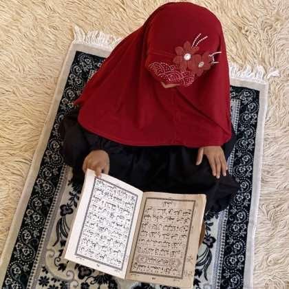 Close-up of a soft, lightweight Fancy Makhna scarf designed for kids namaz, featuring secure coverage.