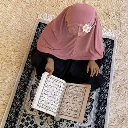 Close-up of a soft, lightweight Fancy Makhna scarf designed for kids namaz, featuring secure coverage.