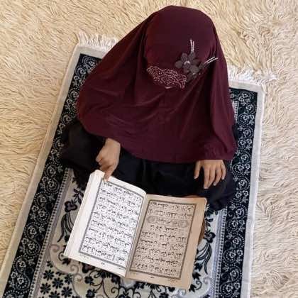 Close-up of a soft, lightweight Fancy Makhna scarf designed for kids namaz, featuring secure coverage.