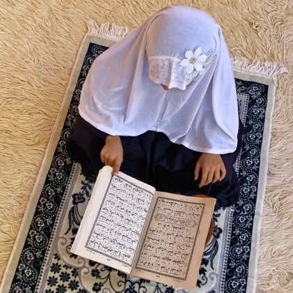 Close-up of a soft, lightweight Fancy Makhna scarf designed for kids namaz, featuring secure coverage.