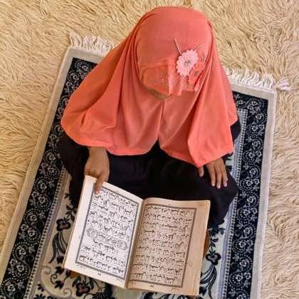 Close-up of a soft, lightweight Fancy Makhna scarf designed for kids namaz, featuring secure coverage.