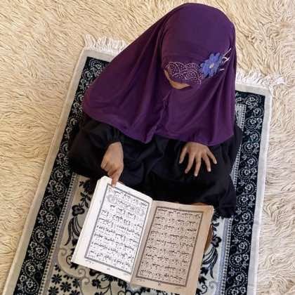 Close-up of a soft, lightweight Fancy Makhna scarf designed for kids namaz, featuring secure coverage.