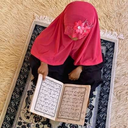 Close-up of a soft, lightweight Fancy Makhna scarf designed for kids namaz, featuring secure coverage.