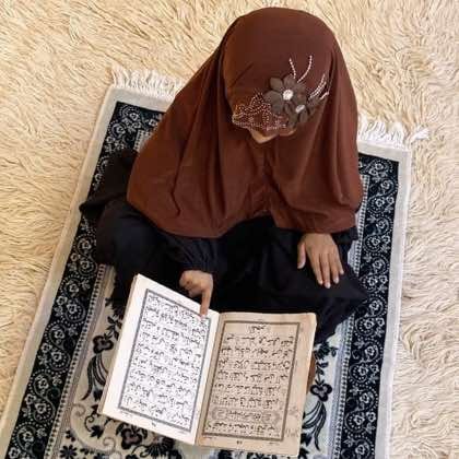 Close-up of a soft, lightweight Fancy Makhna scarf designed for kids namaz, featuring secure coverage.