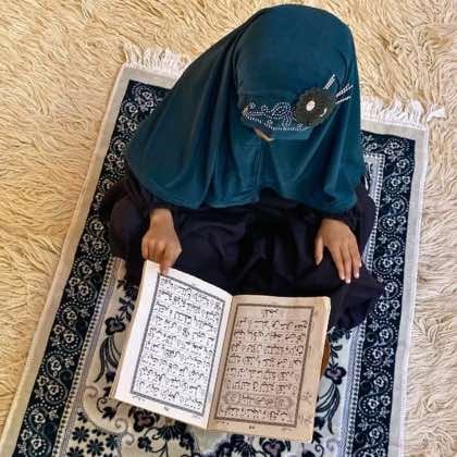 Close-up of a soft, lightweight Fancy Makhna scarf designed for kids namaz, featuring secure coverage.